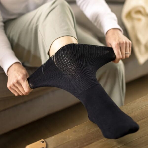 Turvonneet jalat (Edema) -sukat Musta 43-45 - Image 2