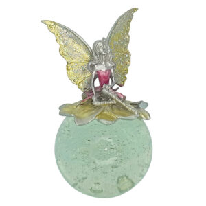 Tinakeiju pallon päällä