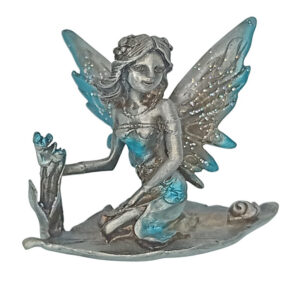 Tinakeiju polvillaan