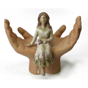 Kädet ja istuva tyttö*